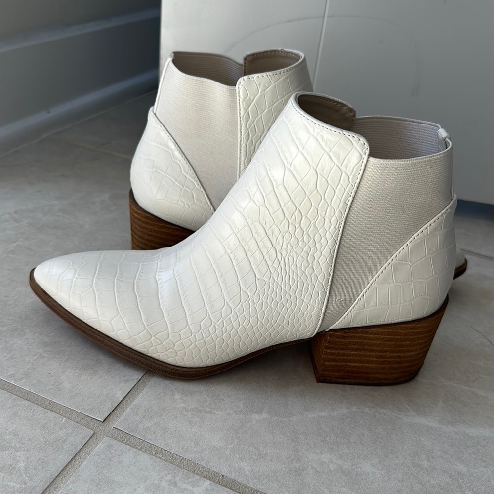 Chinese laundry White Boots